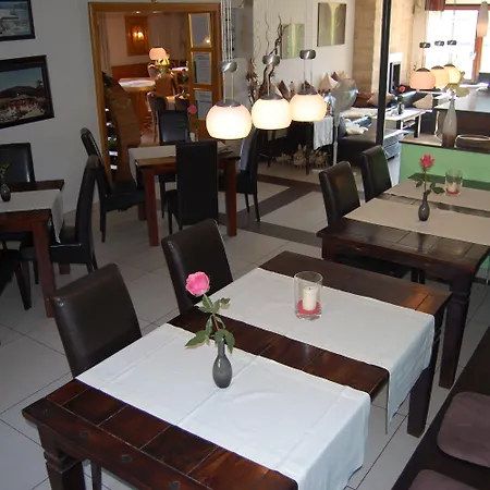 Hotel Gruener Baum Mit Restaurant & Wellness